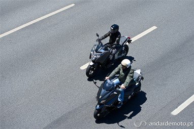 Lado a lado em auto-estrada: Yamaha TMAX 530 e Honda Integra 750