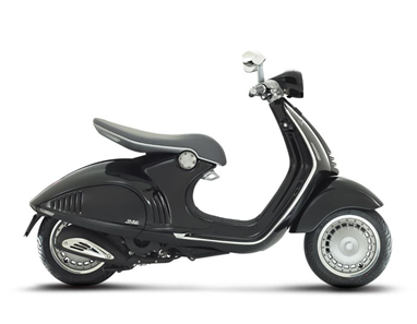 Vespa 946 Preta com Assento Cinzento