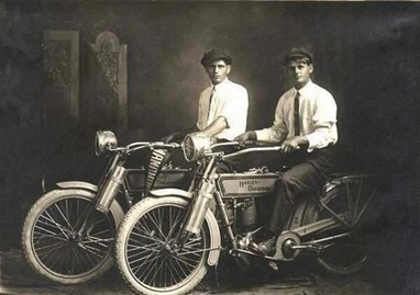 Uns jovens William Harley e Arthur Davidson