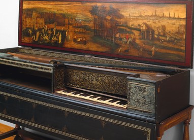 Virginal duplo Flandres, insc. “Hans Ruckers me fecit Antwerpiae anno 1620” Autor desconhecido, 1620 Madeira, marfim, papel pintado e chumbo 187x57,3x27,8cm Museu Nacional da Música, Inv.º MM 395  © DGPC/ADF – José Pessoa