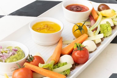 Crudités com molhos caseiros de húmus, guacamole e salsa mexicana com base de tomate
