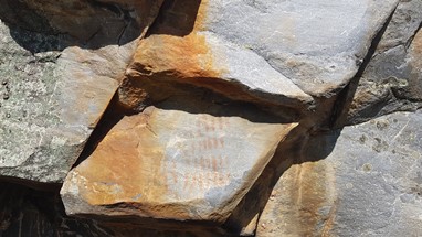 Figura antropomorfica e conjunto de 28 barras verticais