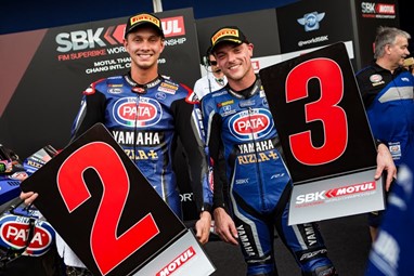 Pilotos yamaha radiantes no pódio