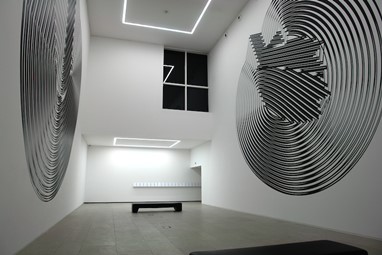 Jaroslow Isto está tudo muito bem…, 2014 | Tinta esmalte sobre parede 764 x 782 cm