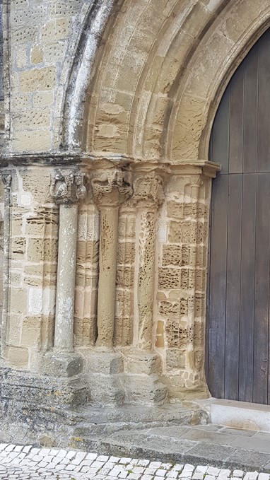 Pormenor da porta principal da Igreja de S. Leonardo