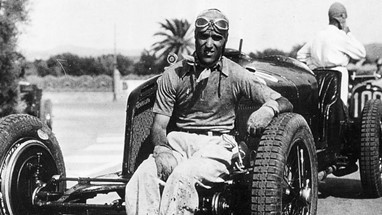 e com os carros da época