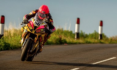 Britânico morre durante tradicional corrida de motos na Ilha de