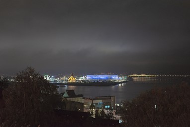 Nizhny - Vista do Kremlin para o estádio e ponte Borsky