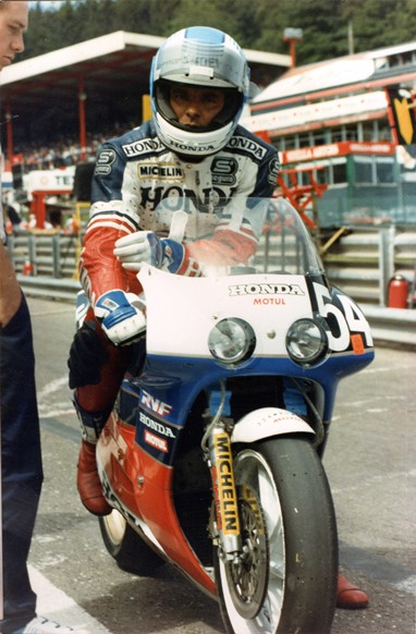 Vieira olha o fotógrafo com estranheza