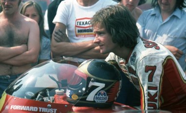 Sempre rodeado de fans...