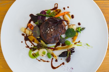 Filé mignon de vaca velha com jus de carne