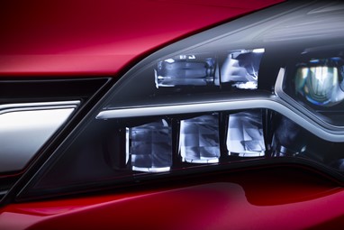 Matriz desligada: sistema da Opel é formado por um total de 16 segmentos de LED - oito de cada lado do automóvel - que ajustam permanentemente, de forma automática, o alcance e a distribuição do feixe de luz mediante as condições de tráfego