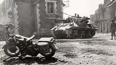 H-D WLA diante de um tanque Destroyer do exército americano