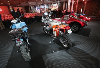 Carros e motos históricos conferiram um ambiente típico à 