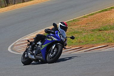 A esportiva CBR 650F ganhou visual mais arrojado e novas cores, azul e vermelha