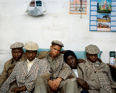 Loyiso Mayga, Wandise Ngcama, Lunga White, Luyanda Mzantsi and Khungsile Mdolo after their initiation ceremony in Mthatha |  Da série Parentesco | From the series Kin 2008-2011 Cortesia | Courtesy Stevenson Gallery, Cape Town-Johannesburg/ Yossi Milo Gallery, New York Pieter Hugo