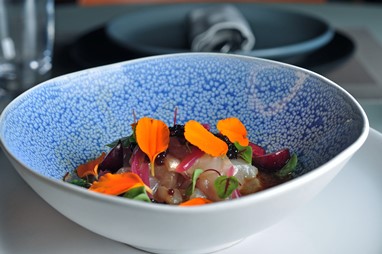 Ceviche com pérolas de tapioca e flores comestíveis /©Maria Mattos
