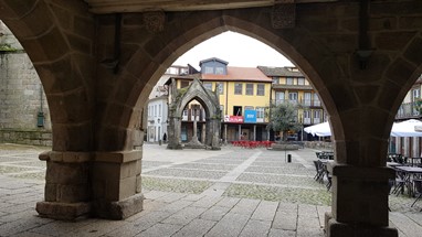 Largo da Oliveira - Monumento à Batalha do Salado e oliveira
