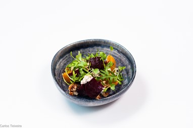 Salada de Beterraba assada com nozes caramelizadas, Blue cheese e rúcula