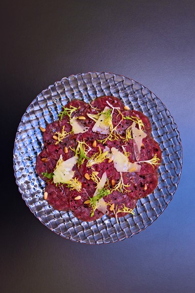 Carpaccio de novilho com azeite, chicória e Grana Padano