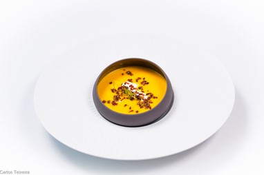 Sopa de abóbora manteiga com crème fraîche de limão e crumble de enchidos