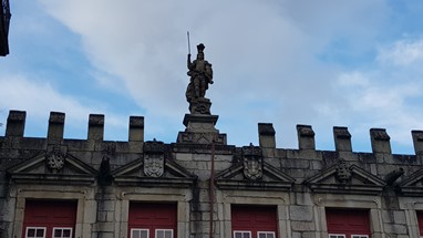 Estátua no cimo dos Paços do Concelho
