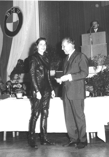 Numa homenagem da BMW a receber uma medalha pela mão de Georg Meier