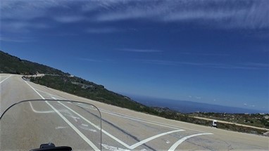 À direita, para o Adamastor; à esquerda para a Torre