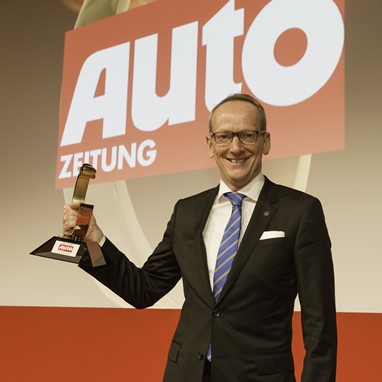 O CEO da Opel, Karl-Thomas Neumann, recebeu o troféu correspondente à vitória do ADAM na classe 'Citadinos'. A iniciativa do 'Auto Zeitung' contou com mais de 100.000 leitores votantes.