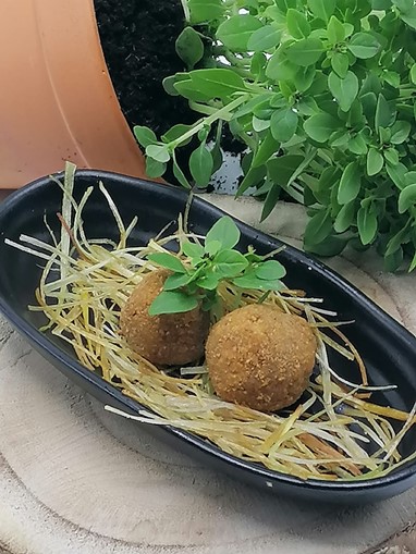 Ovos de sardinha com palha de alho frances