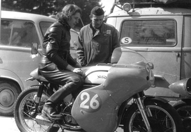 Em Nürburgring durante o teste a uma Norton Manx