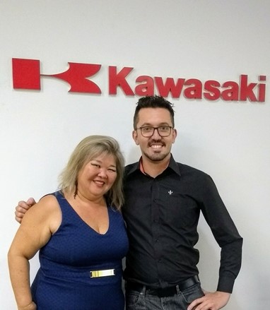 Sonia Harue dá boas-vindas Márcio Insaurrade.  VGCOM - KMB 