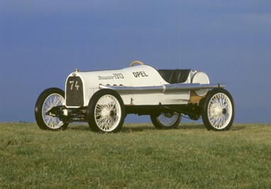 Grand Prix 1913 - Com cárter de alumínio e um único veio de excêntricos à cabeça, o motor de 4500 cc de cilindrada e 110 cv de potência do Opel Grand Prix de 1913 apresentava, em cada cilindro, duas válvulas de admissão e duas válvulas de escape