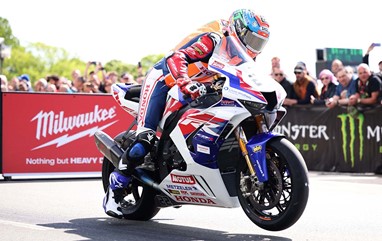 TT Ilha de Man 2022 – Peter Hickman vence primeira corrida Superbike