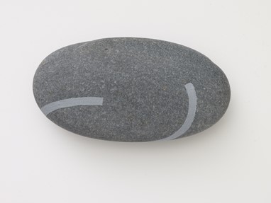 Fernando Lanhas P74-84, 1984 Seixo pintado 2 x 5 x 9,5 cm Col. Fundação de Serralves – Museu de Arte Contemporânea, Porto. Doação do artista em 2011. Foto Filipe Braga, © Fundação de Serralves, Porto.