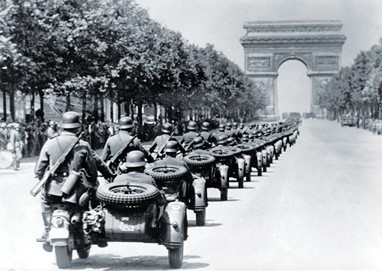 Forças motorizadas que participaram na parada dos Campos Elísios, em Paris, a 14 de junho de 1940