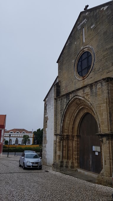 Igreja de S. Leonardo e a Casa do Castelo ao fundo