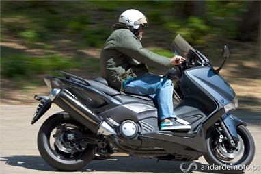 Yamaha TMAX 530 com a sua elegância lateral