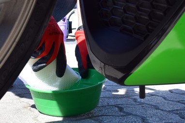 Use água para amolecer a sujidade acumulada no radiador da moto