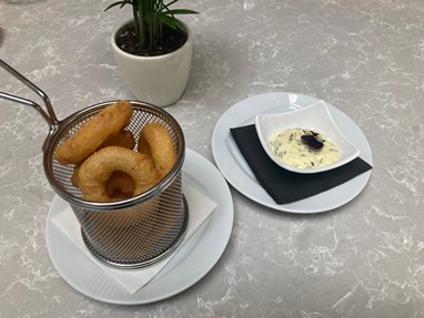 Calamares fritos com maionaise de alho e coentros