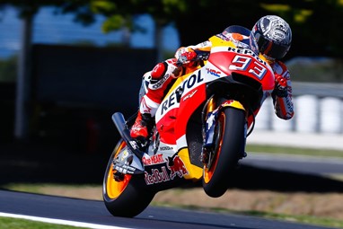 Marquez chega no comando, mas...