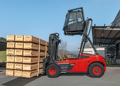 A nova cabina extensível está disponível opcionalmente para empilhadores de grande tonelagem da Linde com uma capacidade de carga de 10 a 18 toneladas. É capaz de alcançar uma altura máxima de 5,5 metros em menos de dez segundos. A partir desta posição elevada, o operador possui uma visão 
