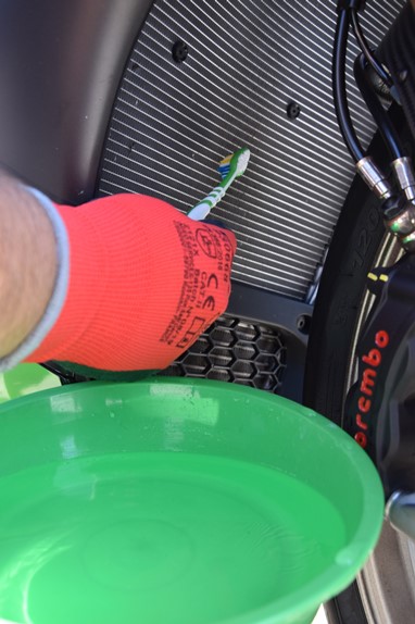 Uma escova de dentes pode servir para remover a sujidade mais entranhada