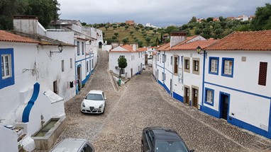 Rua da Igreja - De um e outro lado as Casas de Confraria