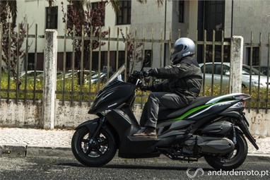Caso não tenham reparado, é uma Kawasaki J300.