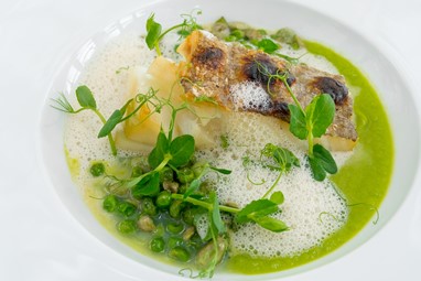 Lombo de bacalhau com favas, ervilhas e emulsão de limão