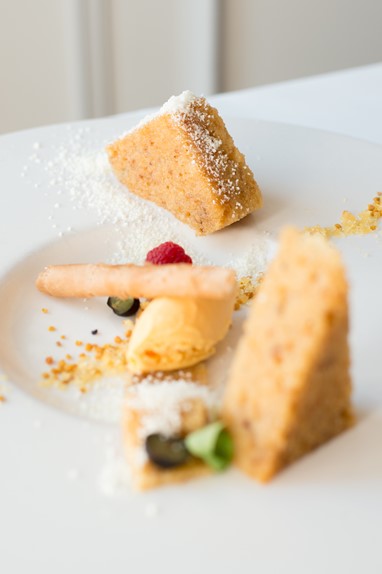 Bolo podre com neve de queijo fresco e gelado de abóbora, crocante de canela