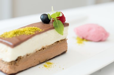 Dacquoise de avelã com pó de pistacho e sorbet de romã 