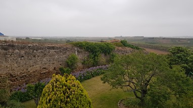 Pátio interior, muralha e vista até ao Baleal