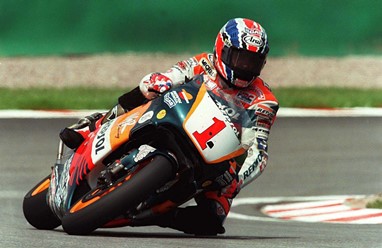 Antigamente era assim que muitos pilotos curvavam, tal como Mick Doohan nas 500 cc de Grande Prémio